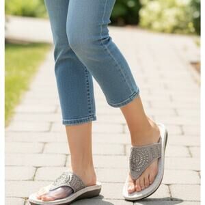 NWOT Cliffs by White Mountain Cienna Mini Wedge Flip Flop Sandal Size 7 Tan